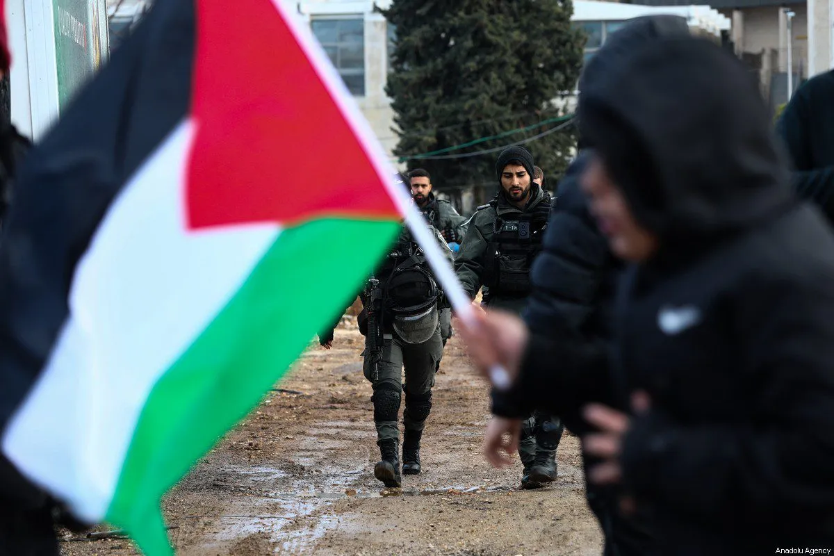 Cerca de uma centena de pessoas se reúnem para protestar contra a ocupação de Israel, políticas de assentamentos ilegais e deportação de palestinos no bairro de Sheikh Jarrah, em Jerusalém Oriental, em 25 de fevereiro de 2022 [Mustafa Alkharouf/Agência Anadolu]
