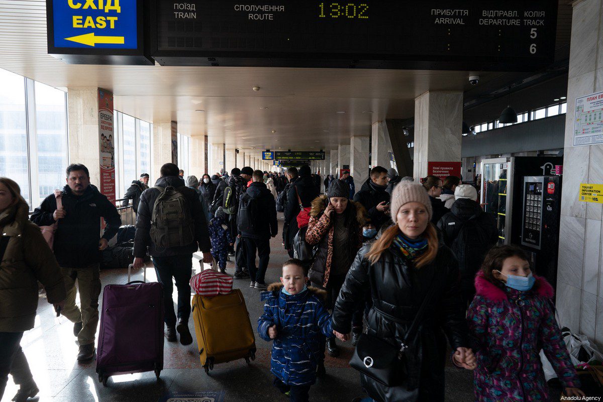 Ucranianos lotam a estação de trem para deixar a capital Kiev após invasão militar russa no país em Kiev, Ucrânia, em 25 de fevereiro de 2022 [Wolfgang Schwan/Agência Anadolu]

