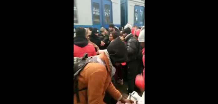 Refugiados enfrentaram racismo nas fronteiras da Ucrânia. [Foto: Reprodução/ Twitter]
