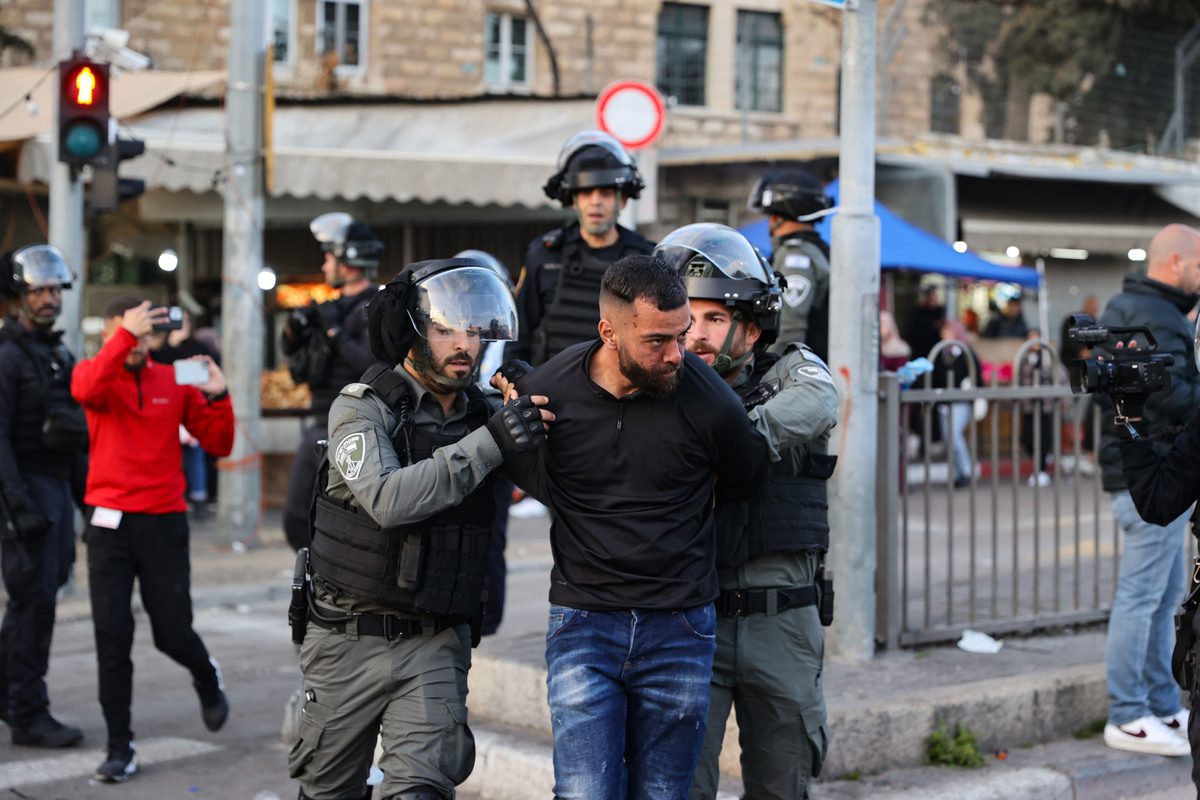 Forças israelenses prendem um palestino em Jerusalém, em 28 de fevereiro de 2022 [Mostafa Alkharouf/Agência Anadolu]
