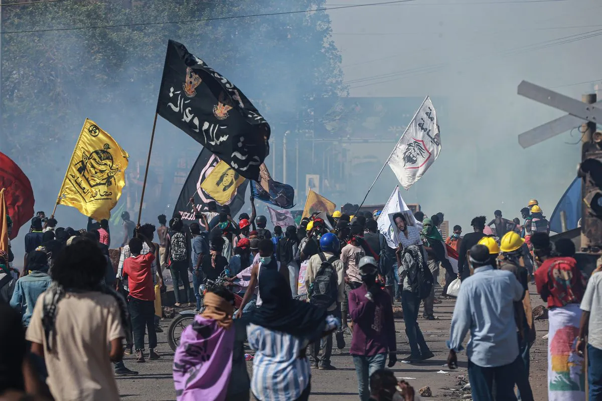 Um protesto exigindo que o Conselho de Soberania, que está sob regime militar, seja dissolvido e a administração seja entregue aos civis em Cartum, Sudão, em 28 de fevereiro de 2022 [Mahmoud Hjaj/Agência Anadolu]
