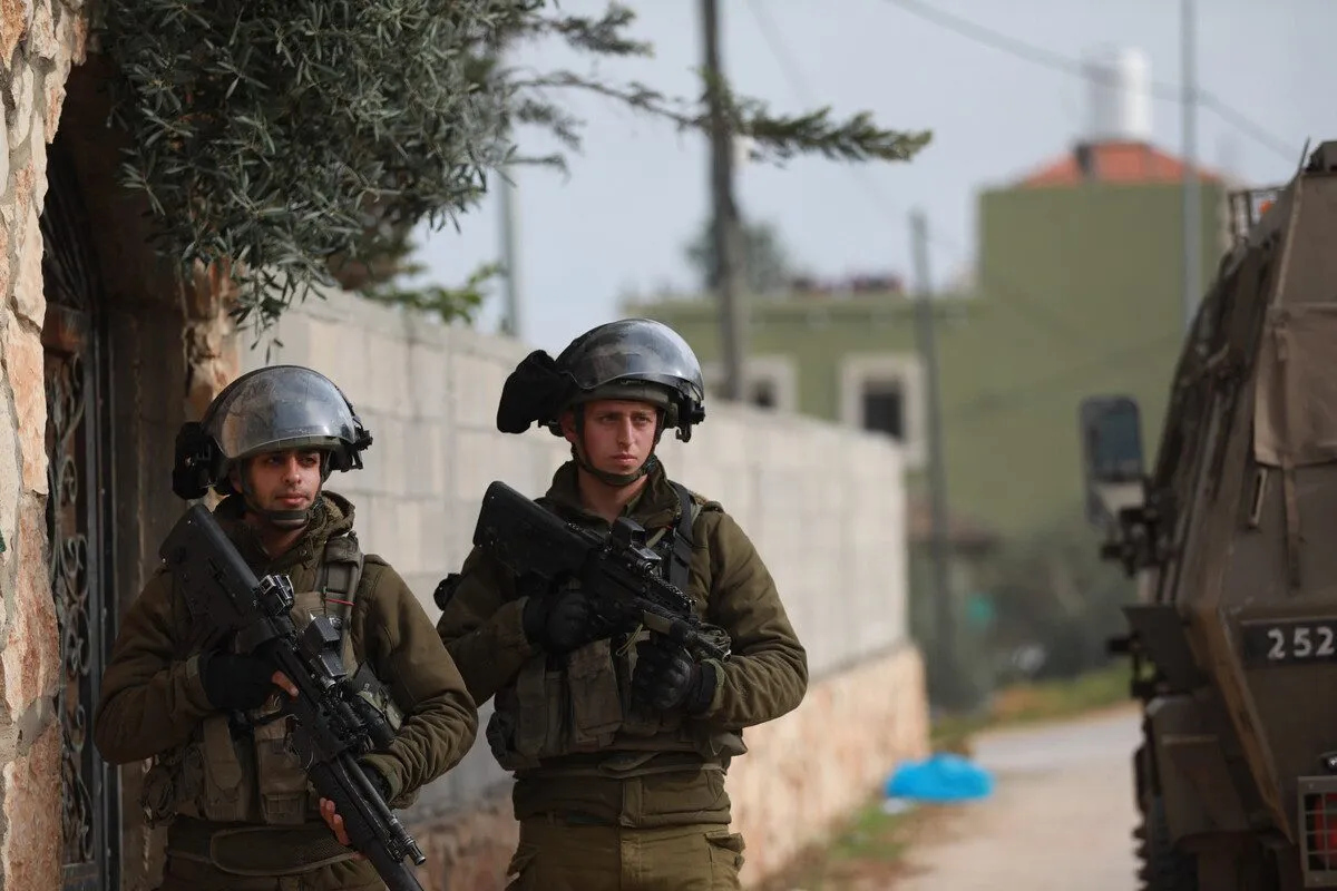 Forças israelenses invadem uma cidade palestina em Jenin, Cisjordânia, em 8 de março de 2022 [Issam Rimawi/Agência Anadolu]