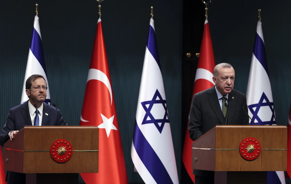 O presidente turco, Recep Tayyip Erdogan (dir.), e o presidente israelense, Isaac Herzog, realizam uma coletiva de imprensa conjunta no Complexo Presidencial em Ancara, Turquia, em 9 de março de 2022 [Halil Sağırkaya/Agência Anadolu]
