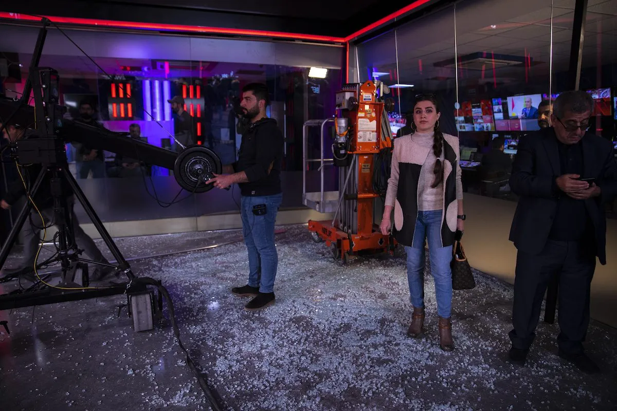 Uma visão do escritório de TV K24 danificado após uma dúzia de mísseis balísticos atingirem Erbil, no norte do Iraque, em 13 de março de 2022 [Ahsan Mohammed Ahmed Ahmed/Agência Anadolu]
