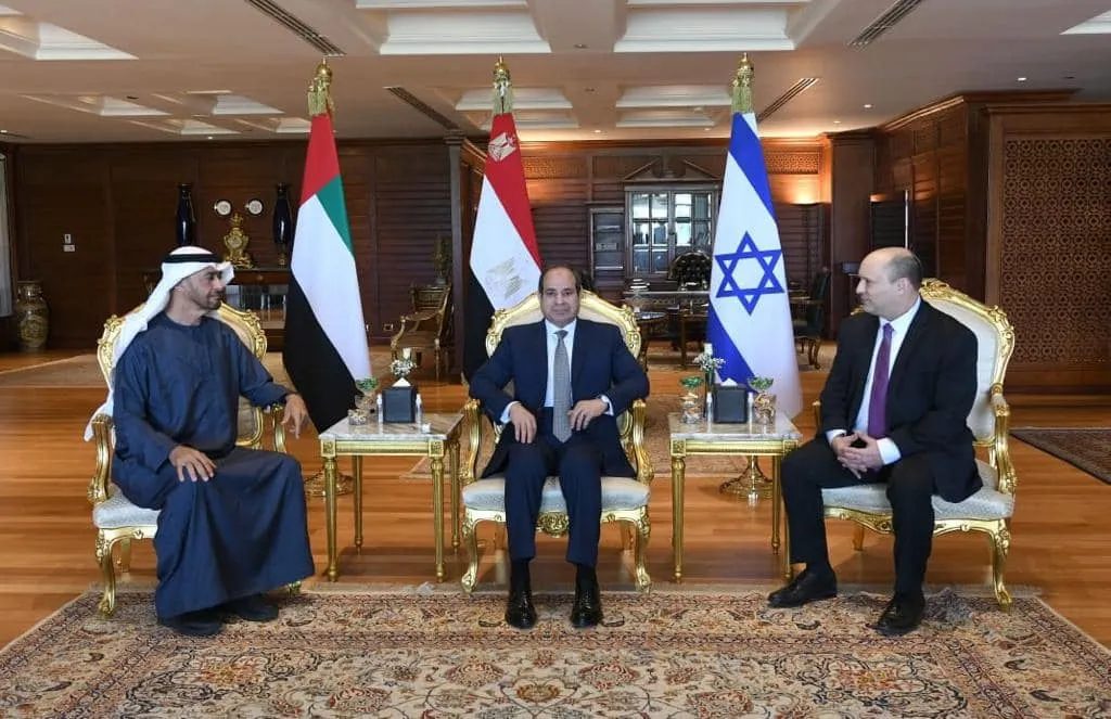 O presidente egípcio Abdel Fattah Al-Sisi (centro) se encontra com o primeiro-ministro israelense, Naftali Bennett (dir.), e o príncipe herdeiro de Abu Dhabi, Mohamed bin Zayed Al Nahyan (esq.), em Sharm el-Sheikh, Egito, em 22 de março de 2022 [Presidência do Egito/Agência Anadolu]
