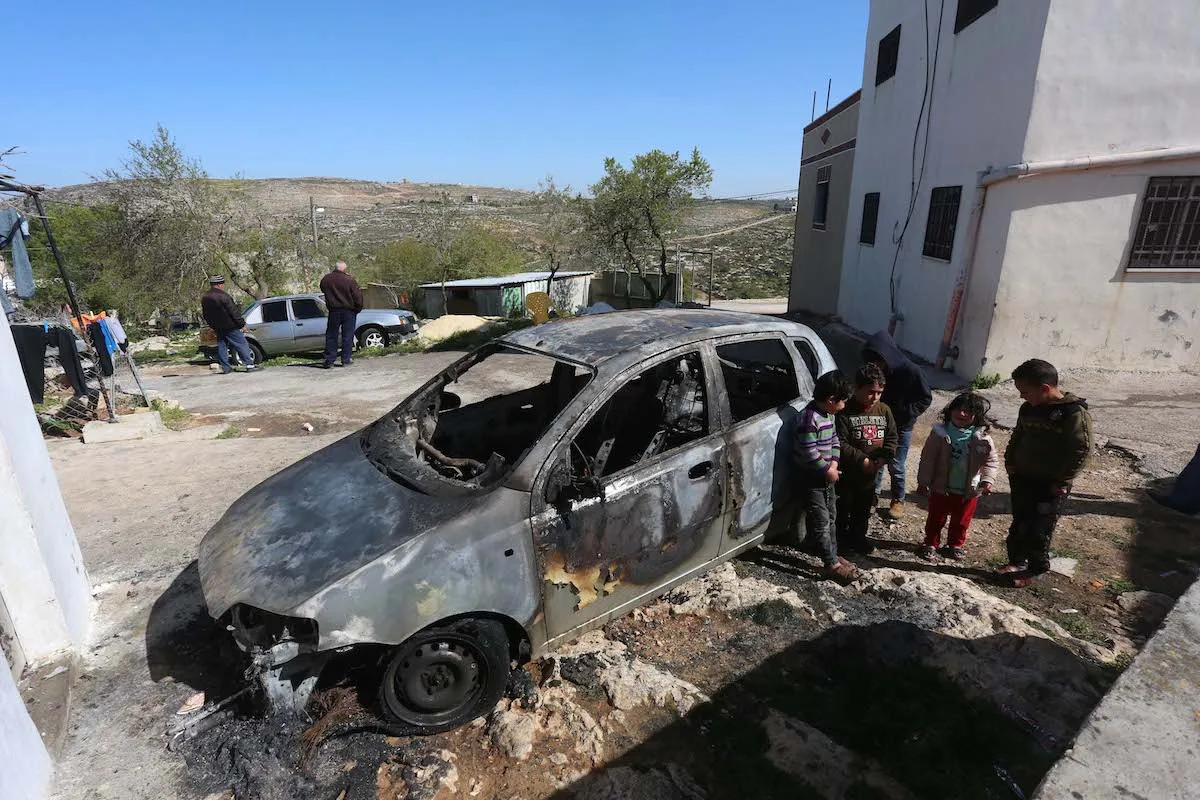 Veículo palestino incendiado por colonos ilegais israelenses na aldeia de Jalud, perto de Nablus, na Cisjordânia ocupada, em 28 de março de 2022 [Nedal Eshtayah/Agência Anadolu]