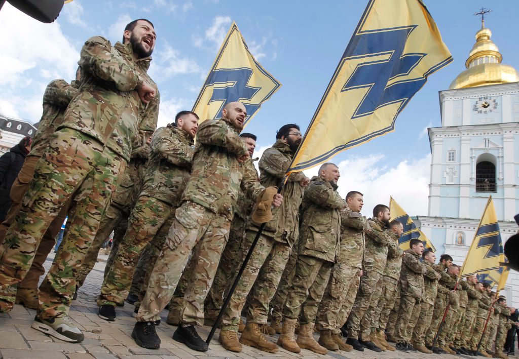 Membros do regimento neonazista Azov em marcha do aniversário da fundação do Exército Insurgente Ucraniano em Kiev em 2020. (STR/NurPhoto via Getty Images)
