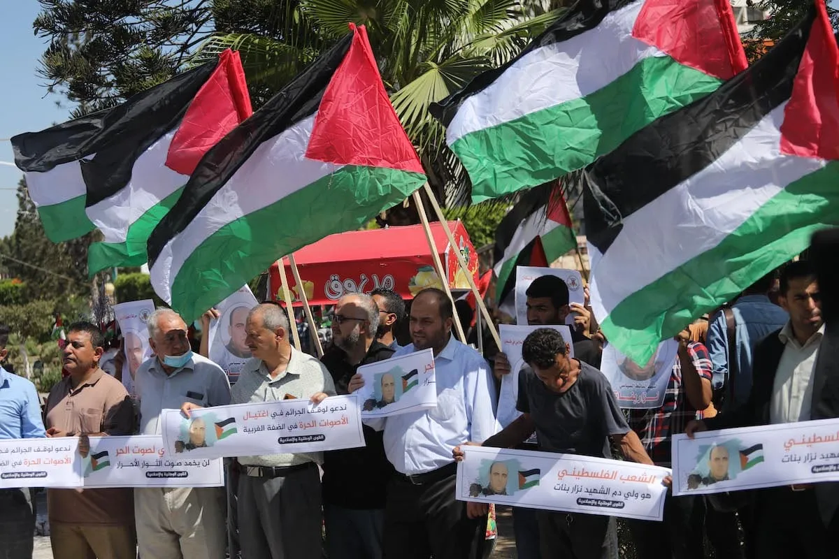 Palestinos protestam em Gaza, em 24 de junho de 2021, contra a morte do ativista Nizar Banat [Mohammed Asad/Monitor do Oriente Médio]
