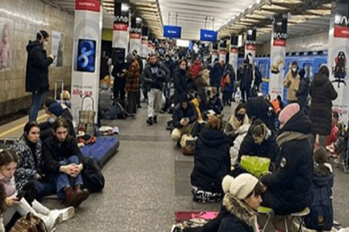 População ucraniana em uma estação de metrô de Kiev. [Conselho Municipal de Kiev/ Wikicommons]