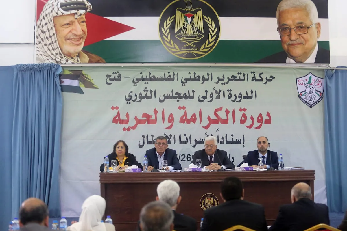 Presidente da Autoridade Palestina Mahmoud Abbas (segundo à direita) e Majed al-Fityani, secretário do Conselho Revolucionário do Fatah (segundo à esquerda), durante reunião do comitê partidário em Ramallah, na Cisjordânia ocupada, em 25 de maio de 2017 [Issam Rimawi/Agência Anadolu]
