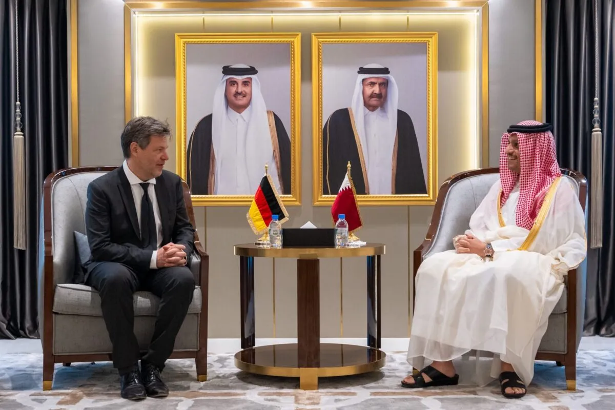 Ministro de Relações Exteriores do Catar Mohammed bin Abdulrahman Al-Thani encontra-se com o vice-chanceler alemã Robert Habeck, em Doha, 20 de março de 2022 [MBA_AlThani_/Twitter]
