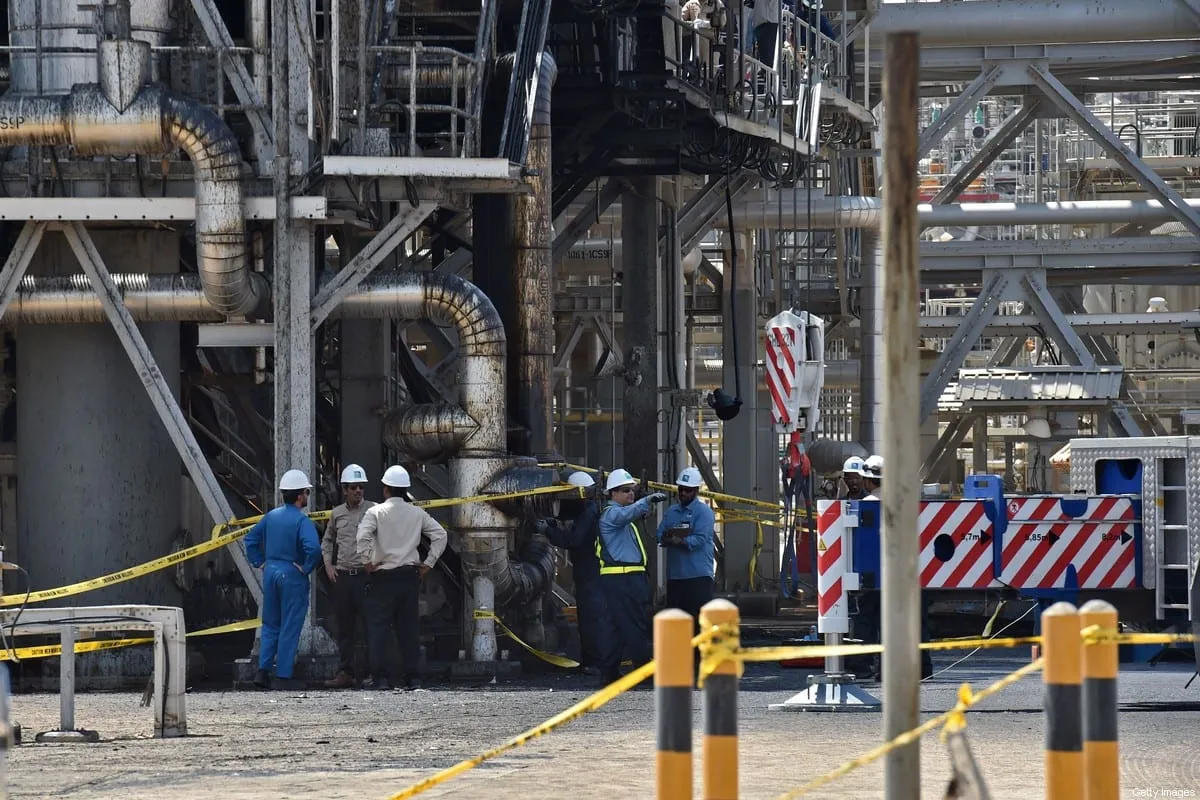 Funcionários da empresa de petróleo Aramco monitoram danos na usina de processamento de Khurais, na Arábia Saudita, em 20 de setembro de 2019 [FAYEZ NURELDINE/AFP via Getty Images]