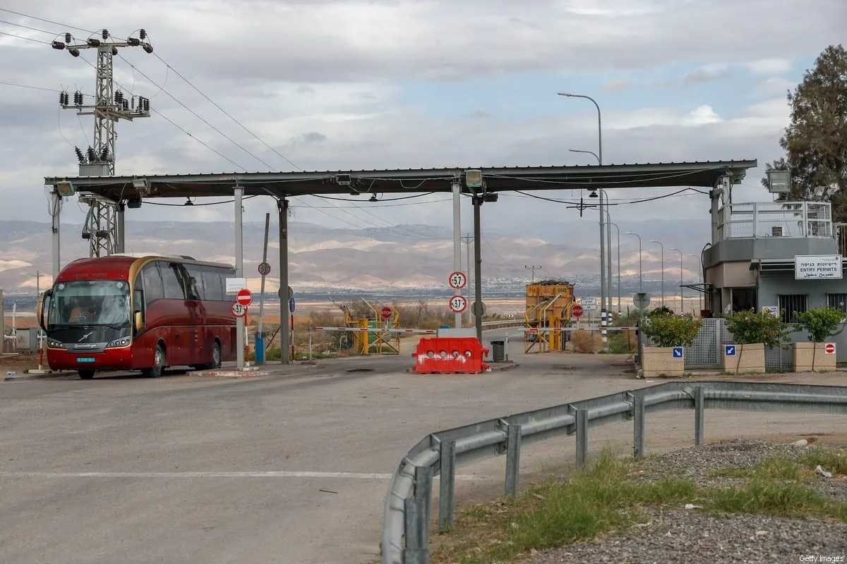 Um ônibus está estacionado na cabine de controle ocupada por agentes de segurança israelenses no ponto de passagem para a Jordânia, na cidade de Jericó, na Cisjordânia ocupada, em 28 de janeiro de 2021 [Ahmad Gharabli/AFP via Getty Images]