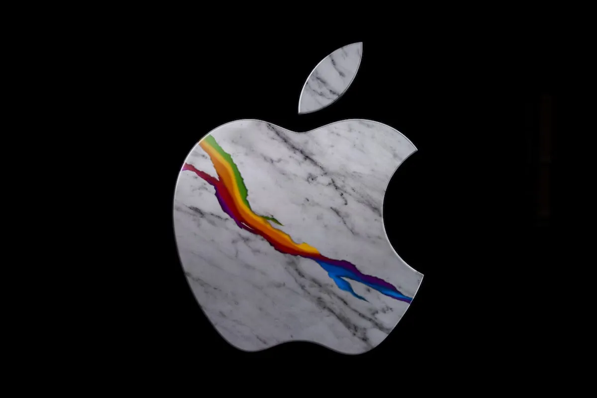 Logo da Apple na loja de Via Del Corso, Roma, 27 de maio de 2021 [Antonio Masiello/Getty Images]
