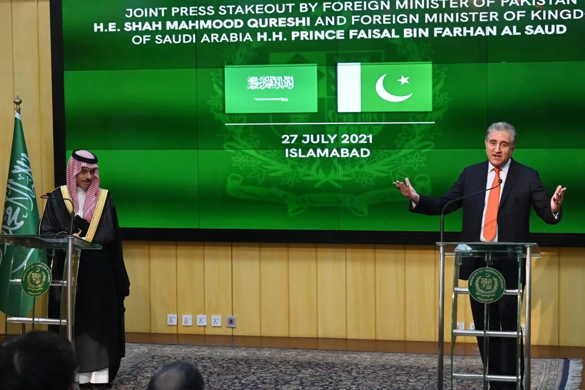 O ministro das Relações Exteriores do Paquistão, Shah Mahmood Qureshi (dir.), e o ministro das Relações Exteriores da Arábia Saudita, príncipe Faisal Bin Farhan Al-Saud (esq.), falam durante uma coletiva de imprensa conjunta no Ministério das Relações Exteriores em Islamabad, em 27 de julho de 2021 [Aamir Quereshi/AFP via Getty Images]
