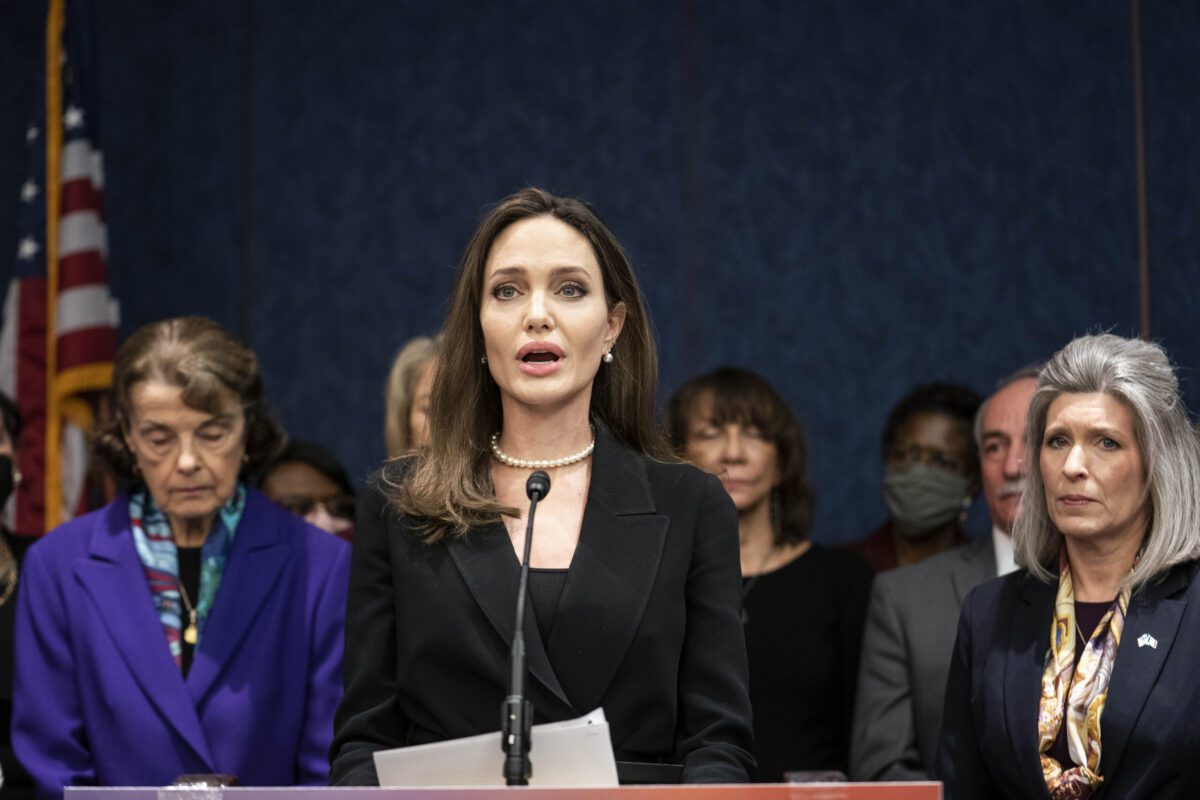A atriz Angelina Jolie fala durante uma entrevista coletiva no Capitólio dos EUA em Washington, EUA, em 9 de fevereiro de 2022 [Sarah Silbiger/Bloomberg via Getty Images]
