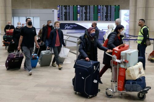 Passageiros israelenses chegam da Ucrânia pela fronteira com a Romênia em um voo de resgate israelense no aeroporto israelense Ben Gurion em Lod, perto de Tel Aviv, em 1º de março de 2022 [Jack Guez/AFP via Getty Images]