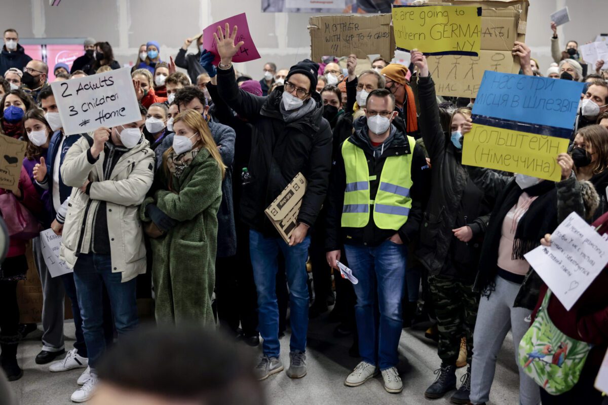 Pessoas fugindo da Ucrânia devastada pela guerra recebem comida, roupas e produtos de higiene pessoal na principal estação ferroviária de Hauptbahnhof em 2 de março de 2022 em Berlim, Alemanha. [Hannibal Hanschke/Getty Images]

