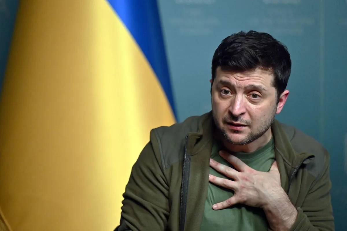Presidente da Ucrânia Volodymyr Zelensky durante coletiva de imprensa em Kyiv, 3 de março de 2022 [SERGEI SUPINSKY/AFP via Getty Images]