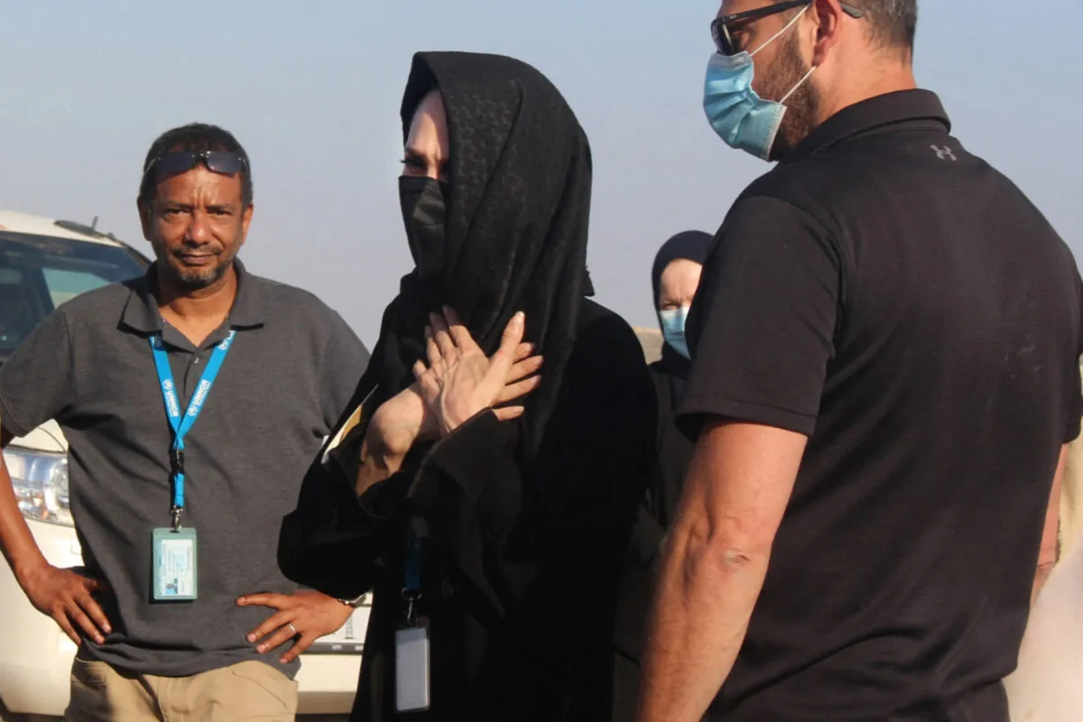 Angelina Jolie, enviada especial do Alto-Comissariado das Nações Unidas para os Refugiados (ACNUR) chega a um campo de deslocados internos perto de Aden, sul do Iêmen, 6 de março de 2022 [SALEH AL-OBEIDI/AFP via Getty Images]