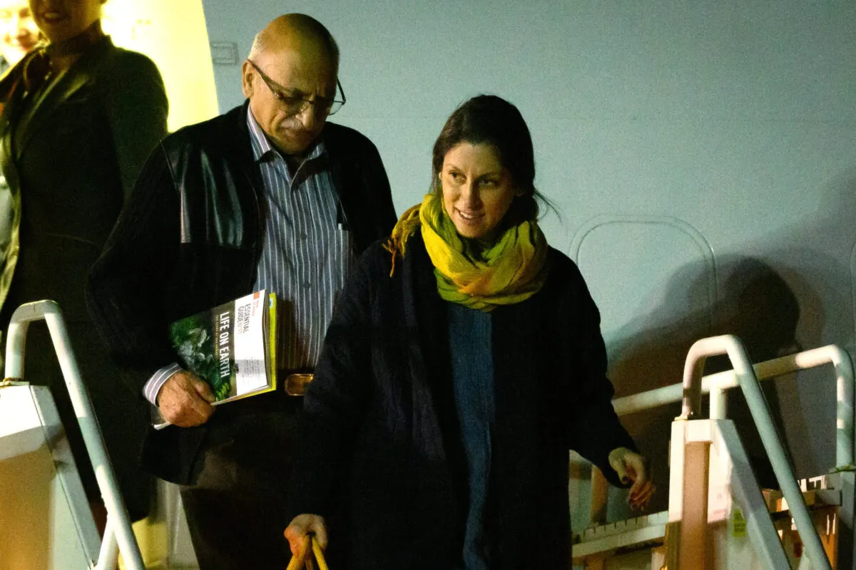 Nazanin Zaghari-Ratcliffe (dir.) e Anoosheh Ashoori, que foram libertados do Irã, desembarcam na RAF Brize Norton, em 17 de março de 2022, em Brize Norton, Inglaterra [Leon Neal/Getty Images]
