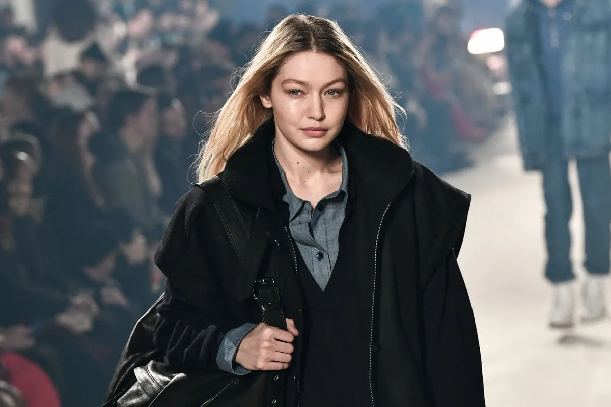 A supermodelo Gigi Hadid em Paris, França, em 3 de março de 2022 [Stephane de Sakutin/AFP/Getty Images]

