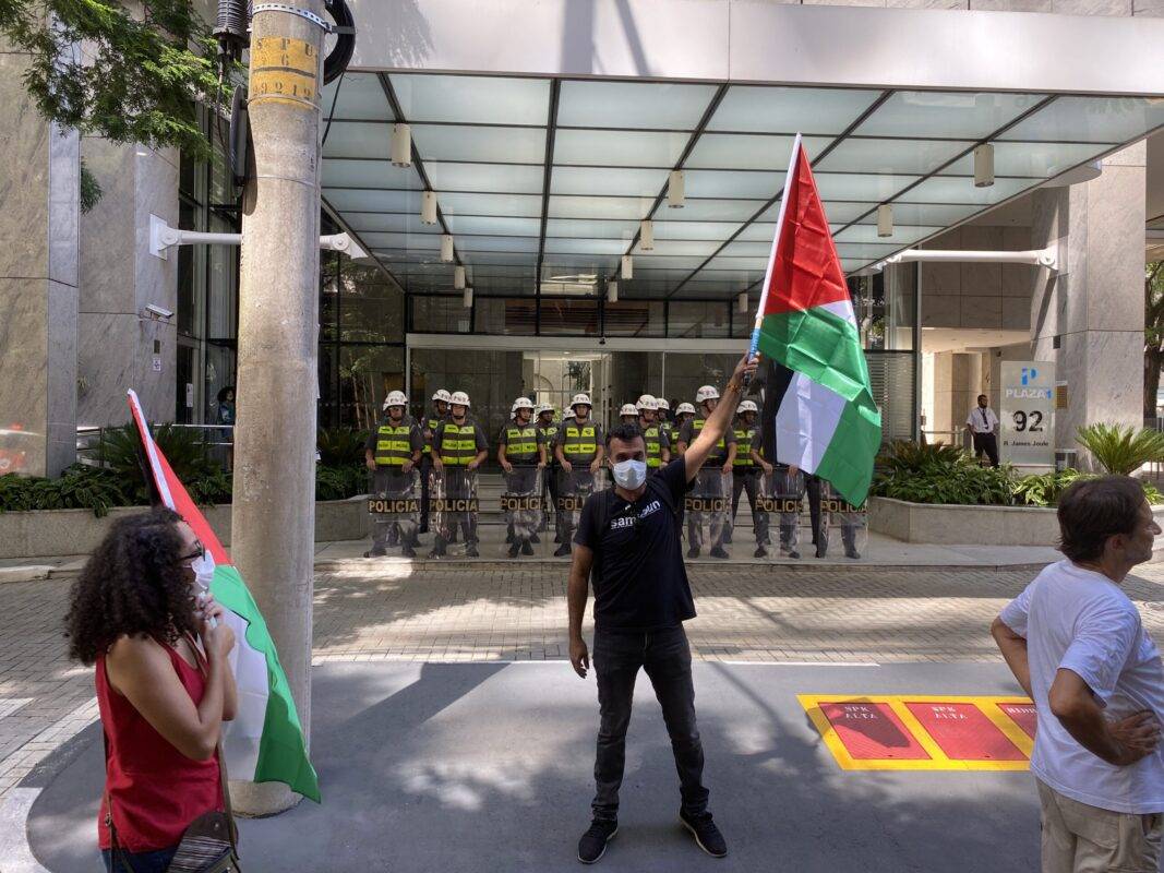 Bandeira palestina estendida por manifestantes no Dia da Terra em frente ao Consulado Israelense, em São Paulo, em 30 de março de 2022 [Omar Abduallah/Monitor do Oriente Médio]
