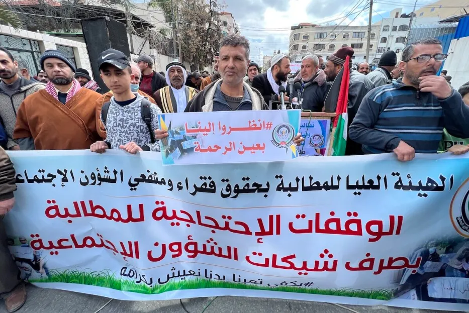 Palestinos protestam contra a suspensão dos pagamentos da AP às famílias mais pobres, em Gaza, em 24 de março de 2022 [Mohammed Asad/Monitor do Oriente Médio]