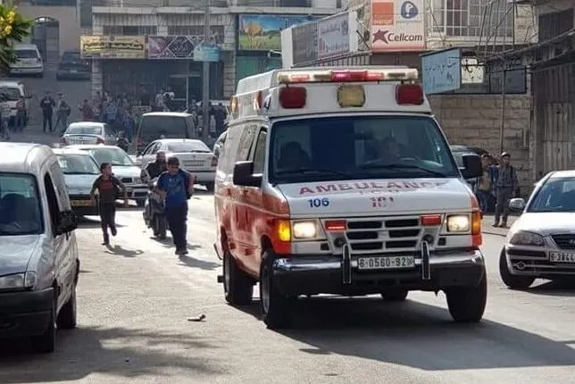 Ambulância em Hebron (Al-Khalil), Cisjordânia ocupada, em 10 de setembro de 2018 [Agência Ma'an]