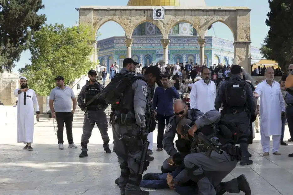 Dezenas de israelenses invadiram os pátios da Mesquita de Al-Aqsa sob forte proteção policial e militar, em 18 de julho de 2019 [Arab48]
