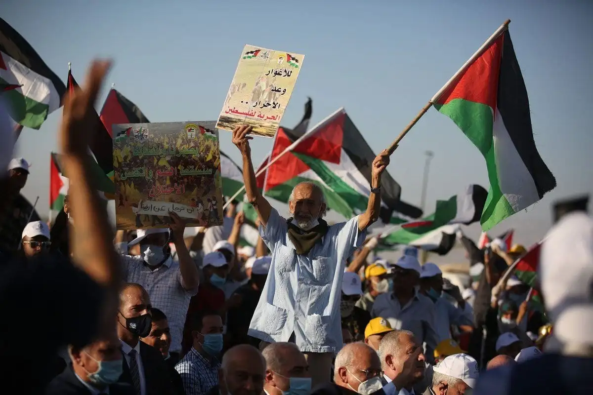 Palestinos protestam contra os planos de anexação israelense da Cisjordânia ocupada, e pedem solidariedade internacional, em 22 de junho de 2020 [Issam Rimawi/Agência Anadolu]
