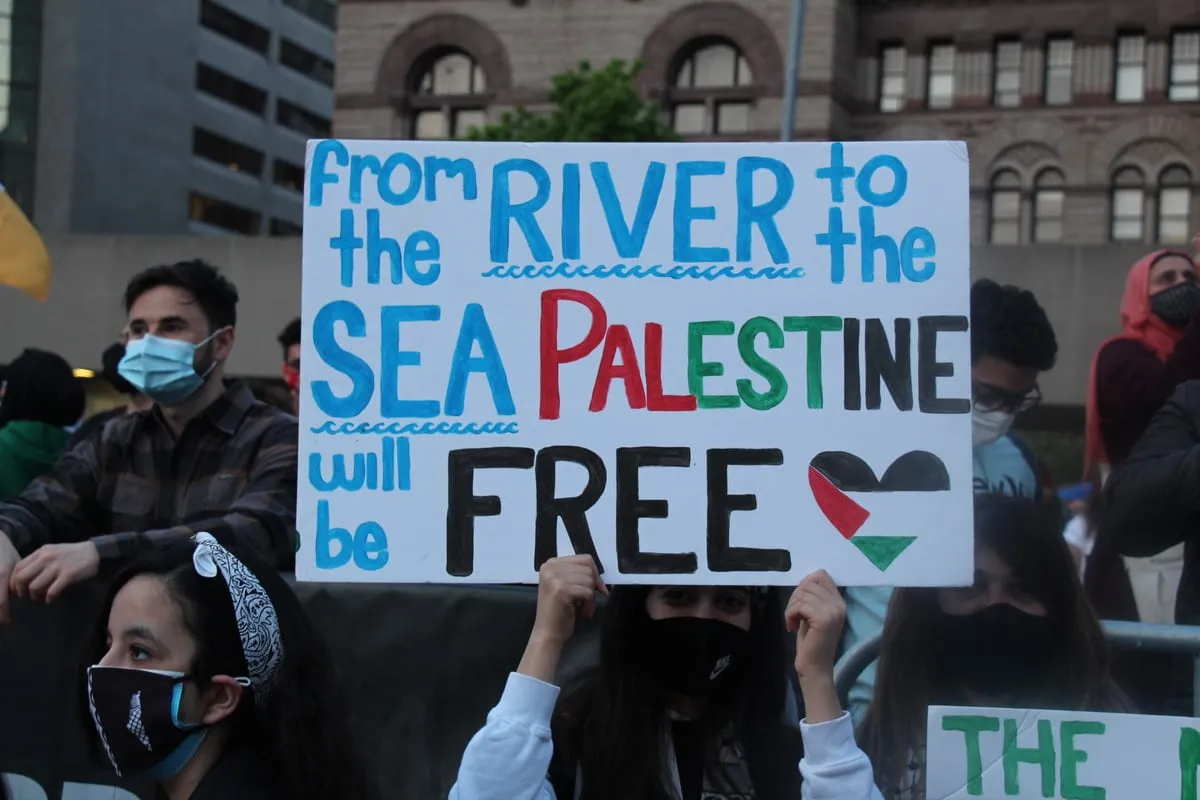 Pessoas se reúnem para realizar uma manifestação em apoio aos palestinos e protestar contra os ataques israelenses à Faixa de Gaza e Jerusalém Oriental no 73º Dia Nakba na Nathan Phillips Square em Toronto, Canadá, em 15 de maio de 2021 [Seyit Aydoğan/Agência Anadolu]