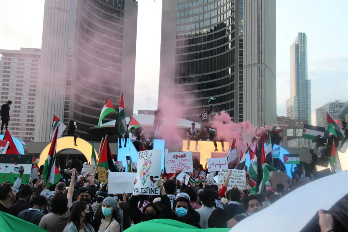As pessoas se reúnem para realizar uma manifestação em apoio aos palestinos e protestar contra os ataques israelenses à Faixa de Gaza e Jerusalém Oriental no 73º Dia Nakba na Praça Nathan Phillips em Toronto, Canadá, em 15 de maio de 2021 [Seyit Aydoğan - Anadolu Agência]
