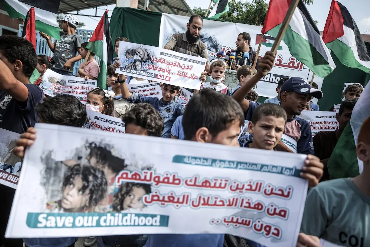Crianças palestinas durante protesto contra o bloqueio israelense em frente à travessia de fronteira de Beit Hanoun, na Cidade de Gaza, em 24 de agosto de 2021 [Ali Jadallah/Agência Anadolu]