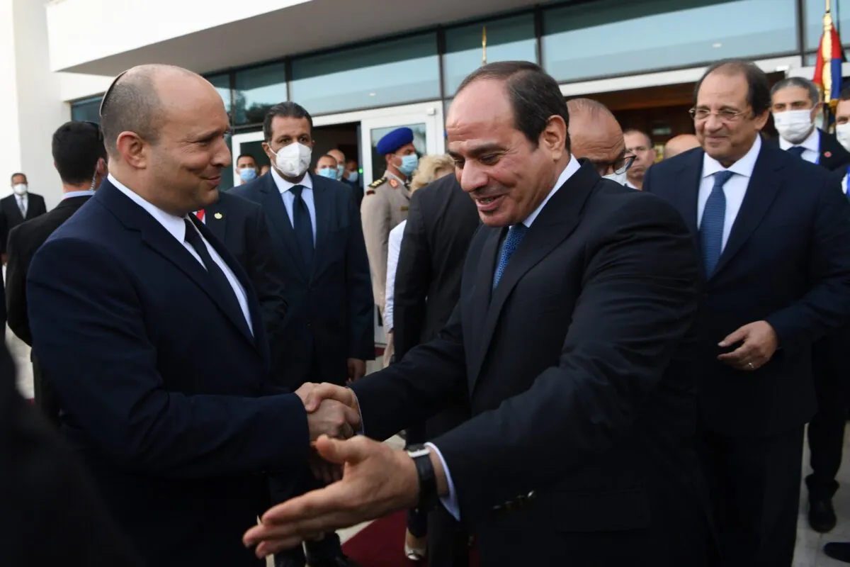O primeiro-ministro de Israel, Naftali Bennett, se encontra com o presidente egípcio, Abdel Fattah Al-Sisi, em Sharm El-Sheikh, Egito, em 13 de setembro de 2021 [Israeli Government Press Of. (GPO)/Agência Anadolu]
