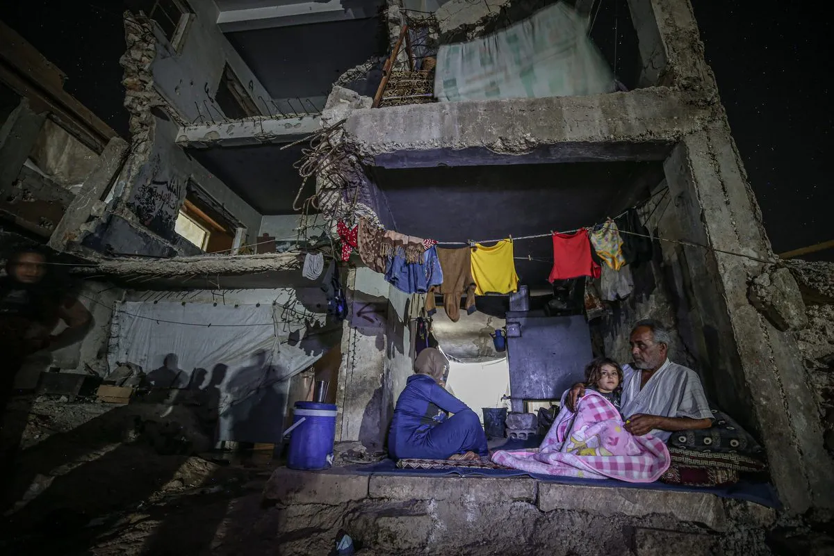  Família síria morando em um prédio destruído após ataques das forças do Regime Assad em Idlib, Síria, em 3 Dezembro de 2021 [Muhammed Said/Agência Anadolu]
