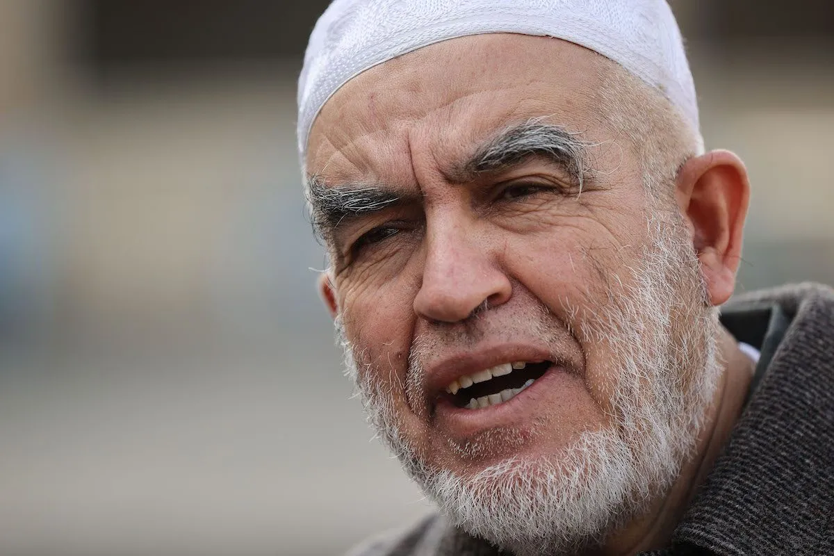 Sheikh Raed Salah, chefe do braço norte do Movimento Islâmico em Israel, em Umm Al-Fahm, Israel, em 14 de dezembro de 2021 [Mostafa Alkharouf/Agência Anadolu]
