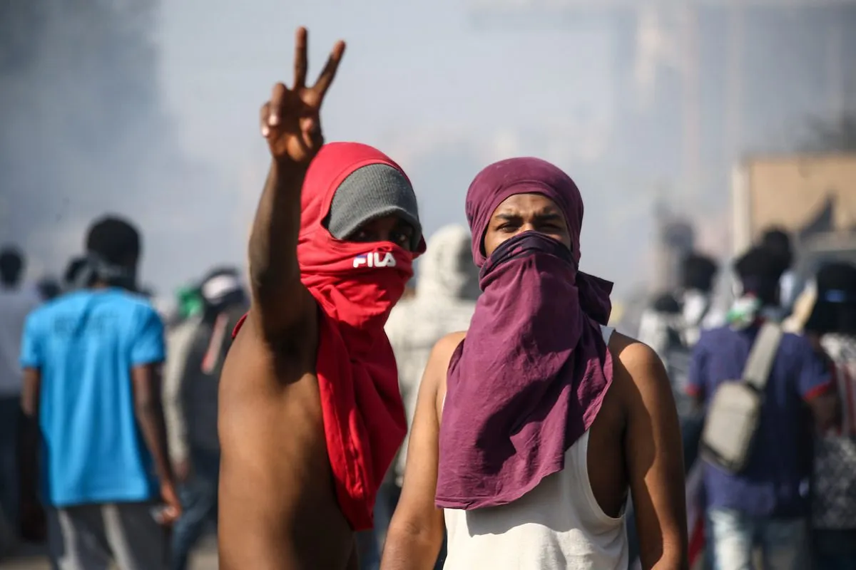 Protesto pela dissolução do governo militar no Sudão, na capital Cartum, em 7 de fevereiro de 2022 [Mahmoud Hjaj/Agência Anadolu]