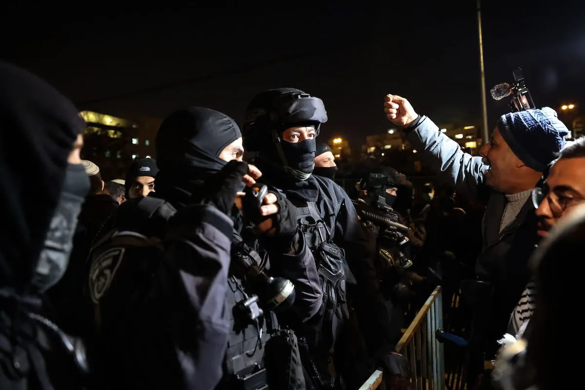 Forças israelenses são vistas enquanto palestinos se reúnem em frente a casas ameaçadas por invasão israelense ao passo que o membro de direita israelense do Knesset Itamar Ben Gvir e colonos israelenses continuam a realizar pressão em frente à casa da família Salim, moradores palestinos, no bairro Sheikh Jarrah, em Jerusalém Oriental em 16 de fevereiro de 2022 [Mostafa Alkharouf/Agência Anadolu]
