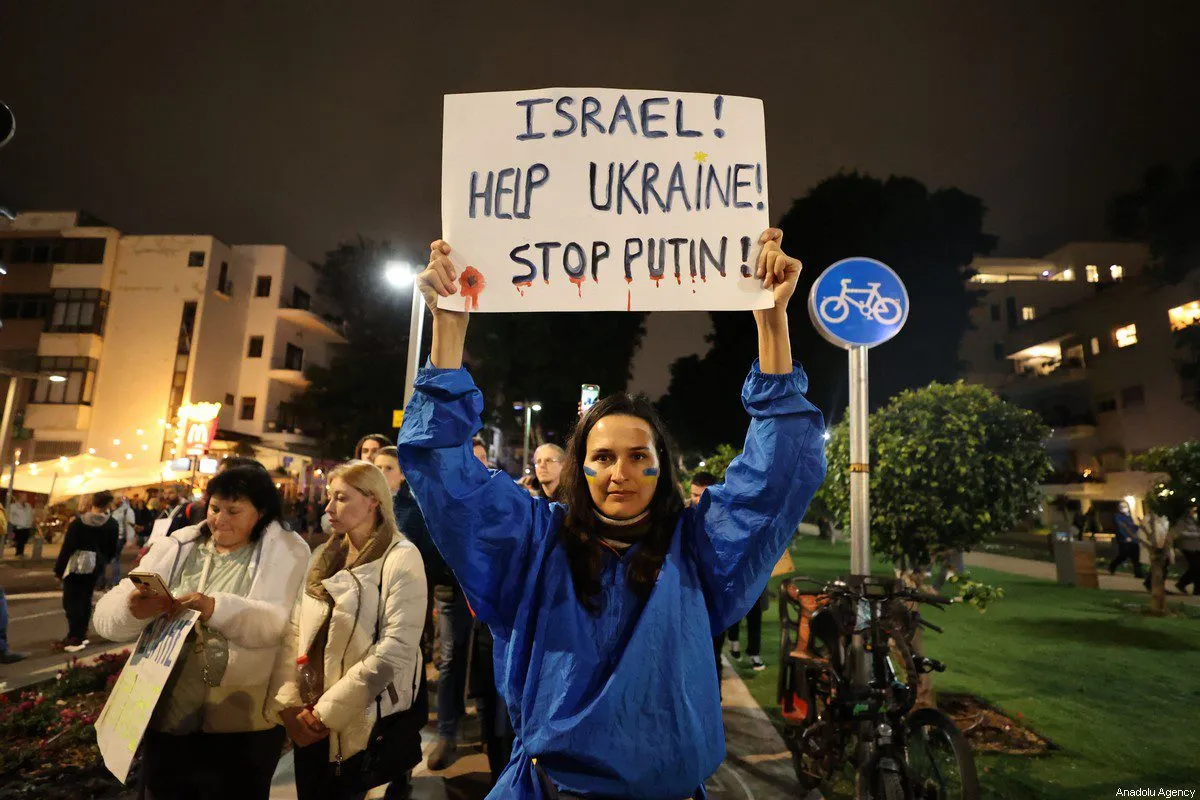 Um protesto em Tel Aviv contra os ataques russos à Ucrânia em 26 de fevereiro de 2022 [Mostafa Alkharouf/Agência Anadolu]
