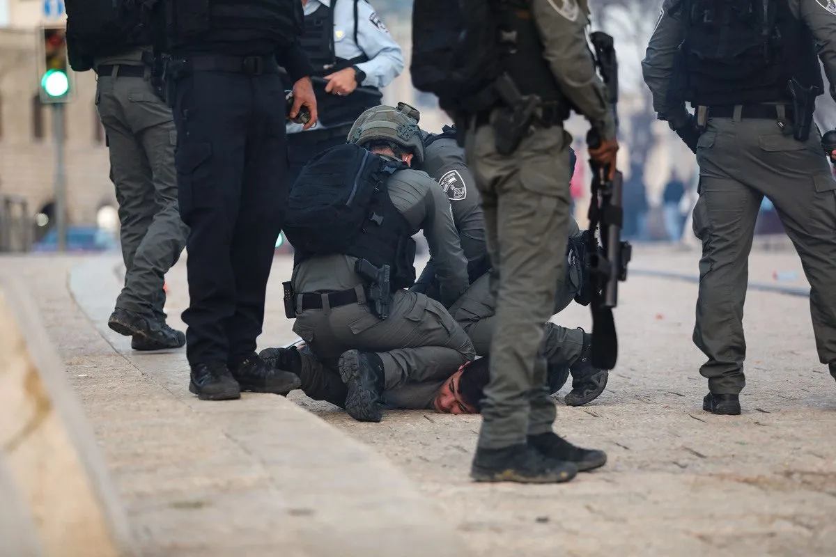 Forças israelenses prendem um palestino em Jerusalém, em 28 de fevereiro de 2022 [Mostafa Alkharouf/Agência Anadolu]