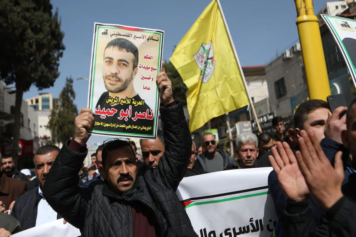 Protesto em solidariedade aos prisioneiros palestinos nas cadeias de Israel, em Hebron (Al-Khalil), na Cisjordânia ocupada, em 1° de março de 2022 [Mamoun Wazwaz/Agência Anadolu]

