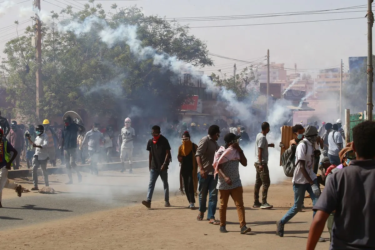 Pessoas participam de manifestações realizadas perto do palácio presidencial exigindo o governo civil e a libertação de presos políticos, na capital do Sudão, Cartum, em 14 de março de 2022 [Mahmoud Hjaj/Agência Anadolu]
