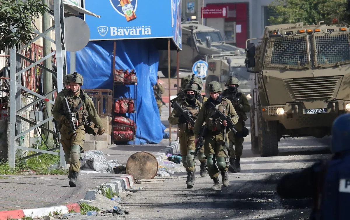 Soldados israelenses durante operação na região de Ya’bad, em Jenin, Cisjordânia ocupada, em 30 de março de 2022 [Nedal Eshtayah/Agência Anadolu]