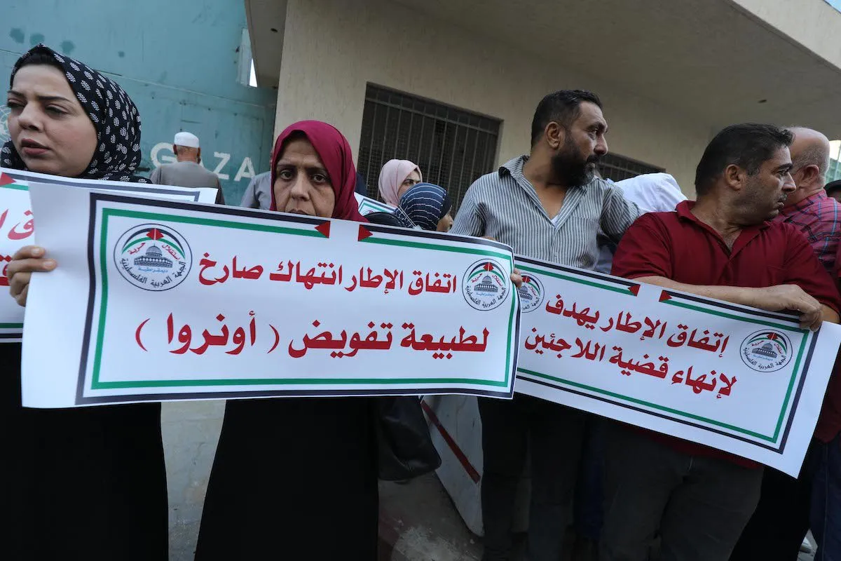 Protesto palestino contra tentativas de limitar o mandato da UNRWA, na Faixa de Gaza sitiada, 5 de outubro de 2021 [Mohammed Asad/Monitor do Oriente Médio]
