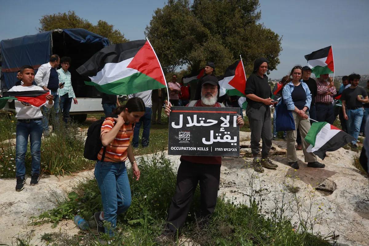 Protesto palestino contra o Muro da Separação e assentamentos judaicos em Bil 'na aldeia de Ramallah, Cisjordânia, em 1 de abril de 2022. [Issam Rimawi - Agência Anadolu]

