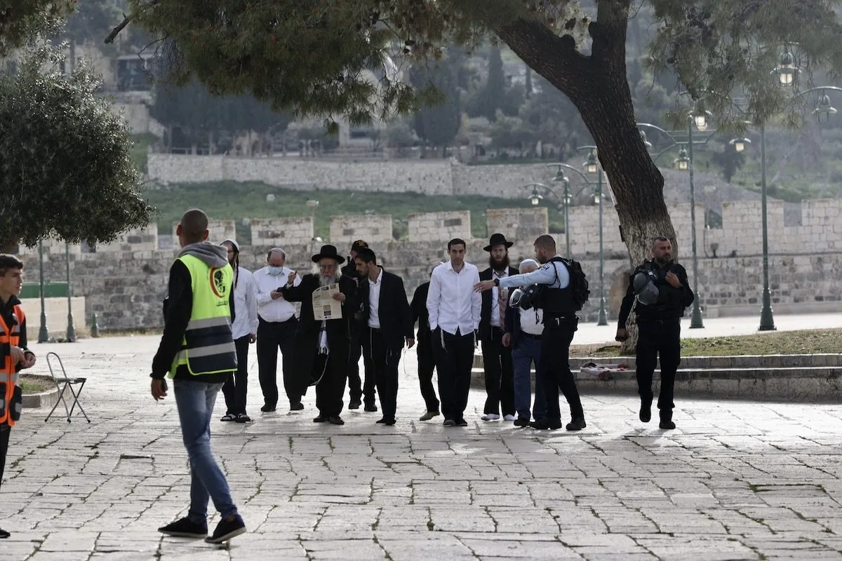 Colonos extremistas são escoltados pelas forças israelenses para invadir Al-Aqsa, após as orações da manhã, em Jerusalém ocupada, 17 de abril de 2022 [Mostafa Alkharouf/Agência Anadolu]
