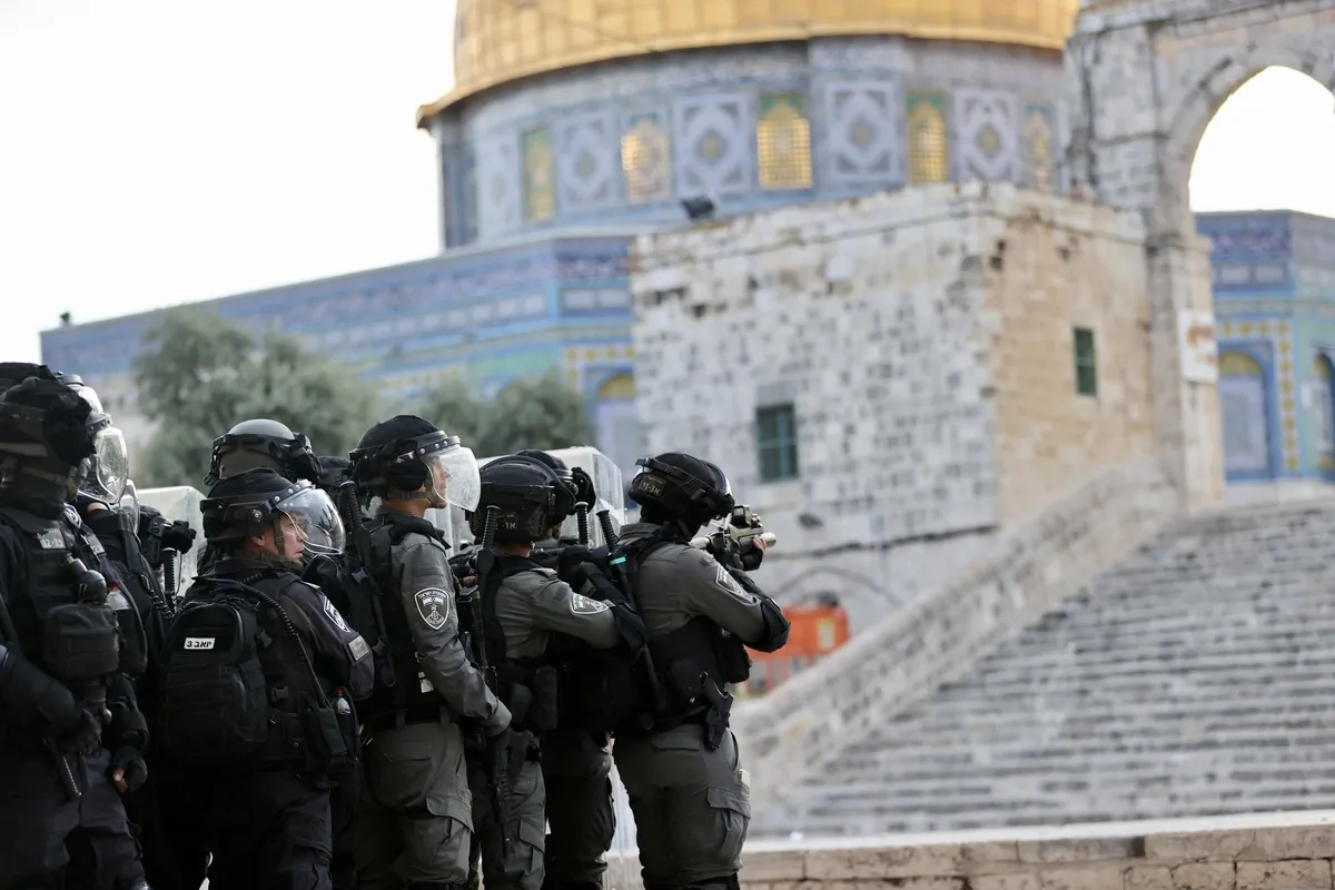 Forças israelenses atacam com bombas e balas de borracha após uma oração matinal em Masjid al-Aqsa, em Jerusalém Oriental, em 22 de abril de 2022 [Mostafa Alkharouf/Agência Anadolu]
