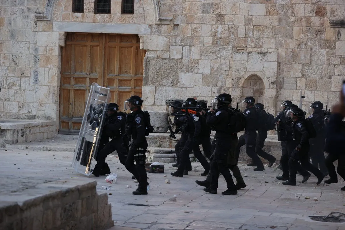 Forças israelenses atacam com bomba e balas de borracha após uma oração matinal em Masjid al-Aqsa em Jerusalém Oriental, em 22 de abril de 2022 [Mostafa Alkharouf/Agência Anadolu]
