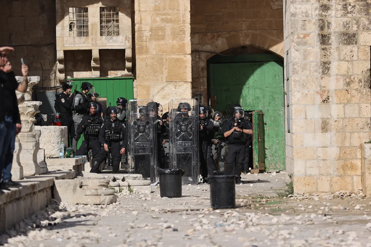 Forças israelenses atacam com bombas e balas de borracha após uma oração matinal em Masjid al-Aqsa, em Jerusalém Oriental, em 22 de abril de 2022. [Mostafa Alkharouf - Agência Anadolu]
